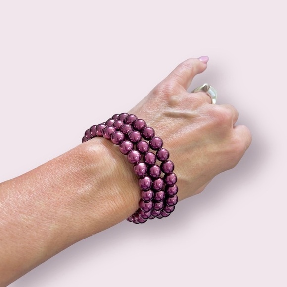 Deep Magenta Pearl Beaded Wrap Bracelet in Excellent condition - Picture 2 of 6